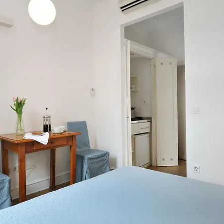 לינה וארוחת בוקר Petra Varl 2*